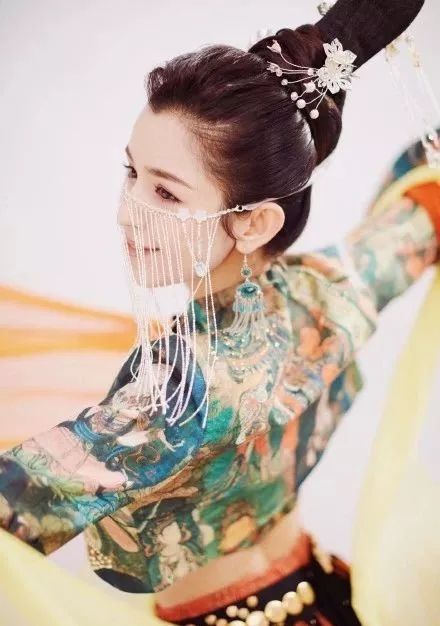 颜值碾压迪丽热巴，酷似娜扎，比肩佟丽娅的又一个新疆美女出现了？通稿也太敢吹了吧！