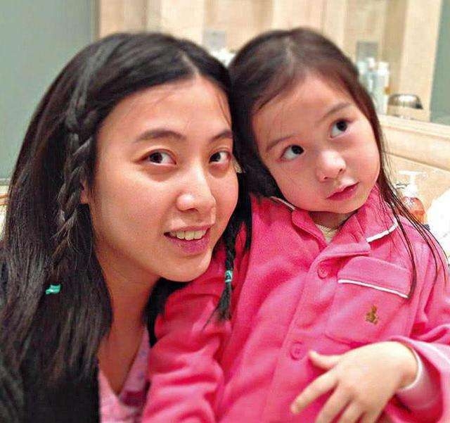 甘比10岁女儿创业，刘銮雄当助手，众多明星成为她的顾客