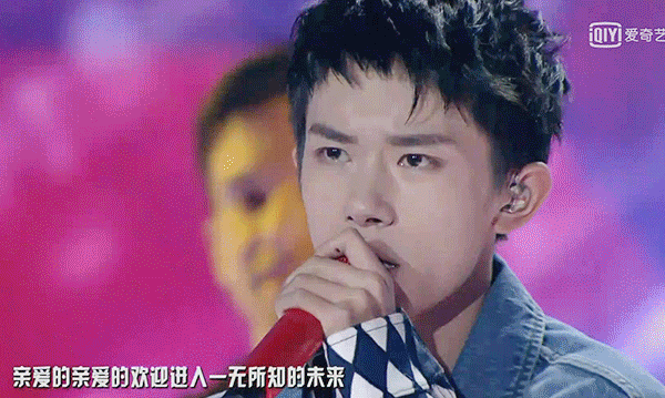 摘下假发的易烊千玺惊艳了全场！却被担心回学校要怎么办
