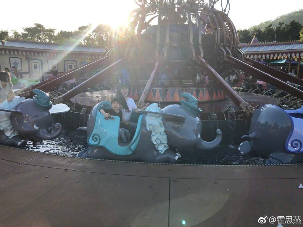 霍思燕和儿子逛游乐园，嗯哼大眼睛好可爱…