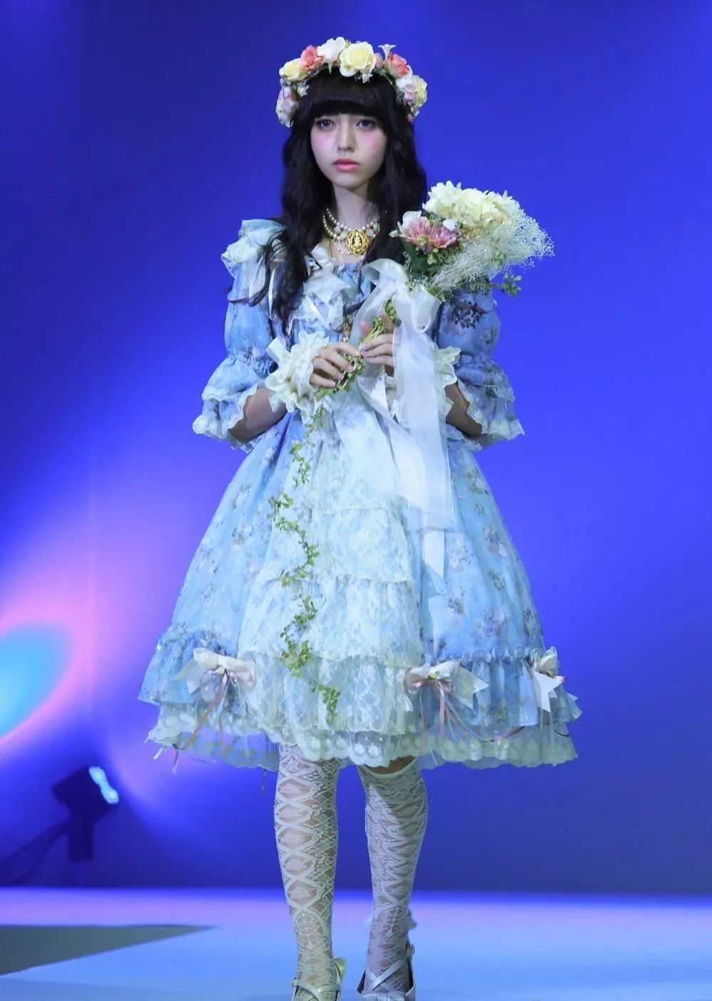日本爆红的洛丽塔美少女，真人版混血芭比，靠漫画眼成新晋宅男女神！