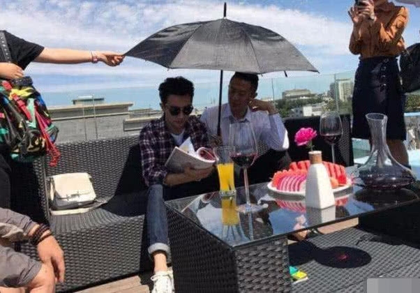 印小天深夜买醉，经历了妻子背叛，兄弟插刀的他还能站起来吗？