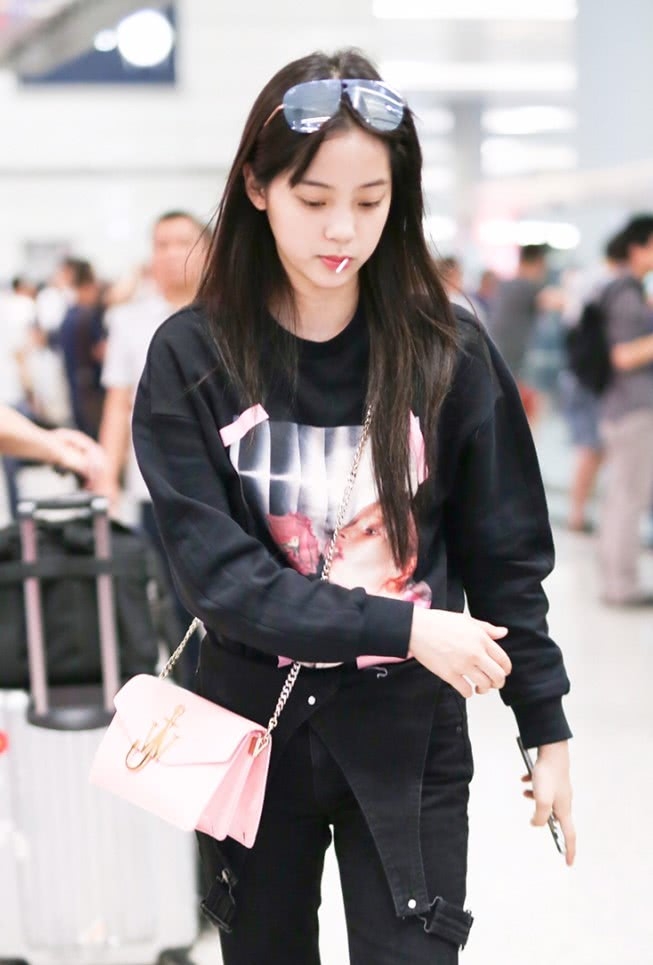 欧阳娜娜把背带裤穿一半,还在卫衣上贴图,潮