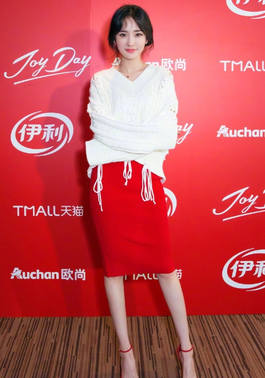杨幂身穿白色毛衣,搭配红色半身裙,简直美得让