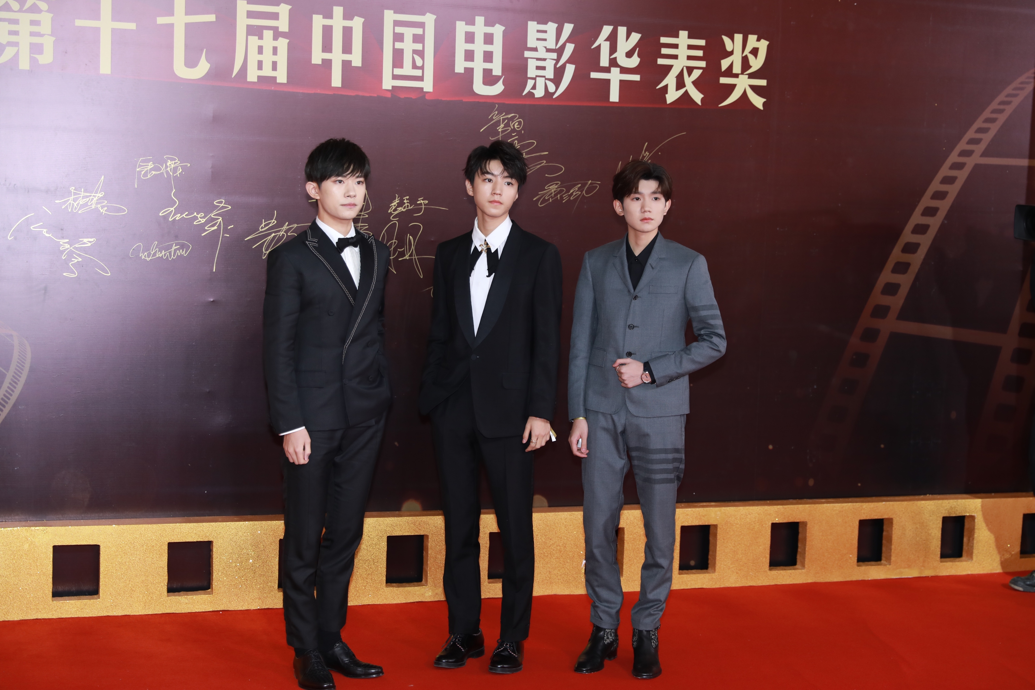 李冰冰深V裙秀事业线、唐嫣艳光四射 TFBOYS合体玩转“西装杀”