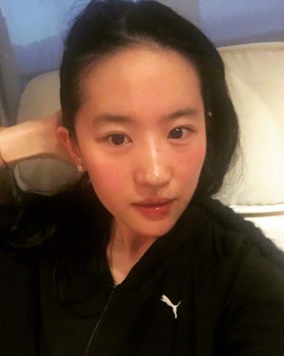 娱乐圈爱素颜的女星这么多，只有她敢对着偷拍镜头喊：拍漂亮点！