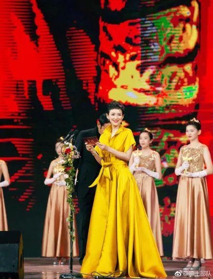 章子怡台上自曝得过三次华表奖，台下杨幂的表情亮了！