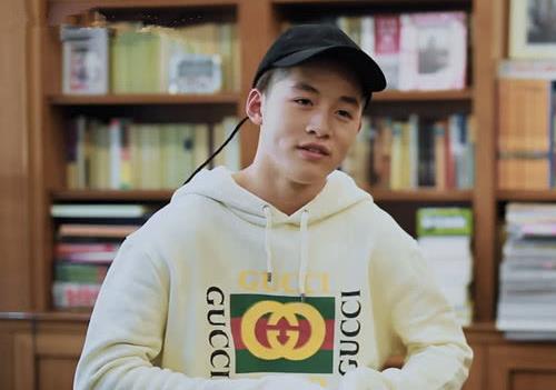 《变形计》阔少穿限量版GUCCI，可一旁的妈妈更逆天，太壕了