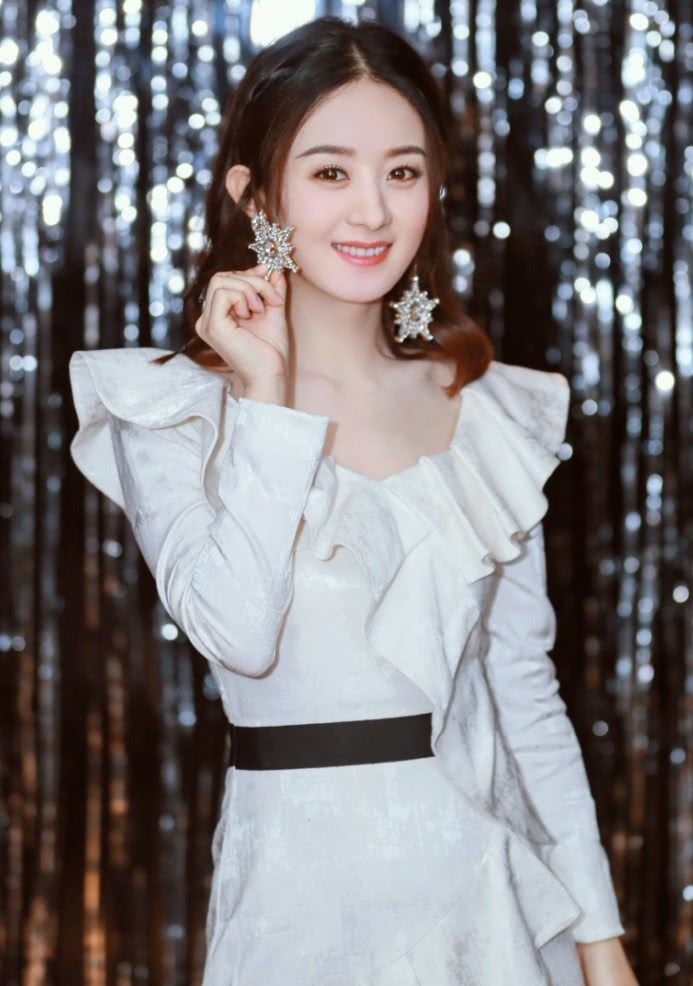 赵丽颖真不愧是女神,穿小白裙美成公主,美得连