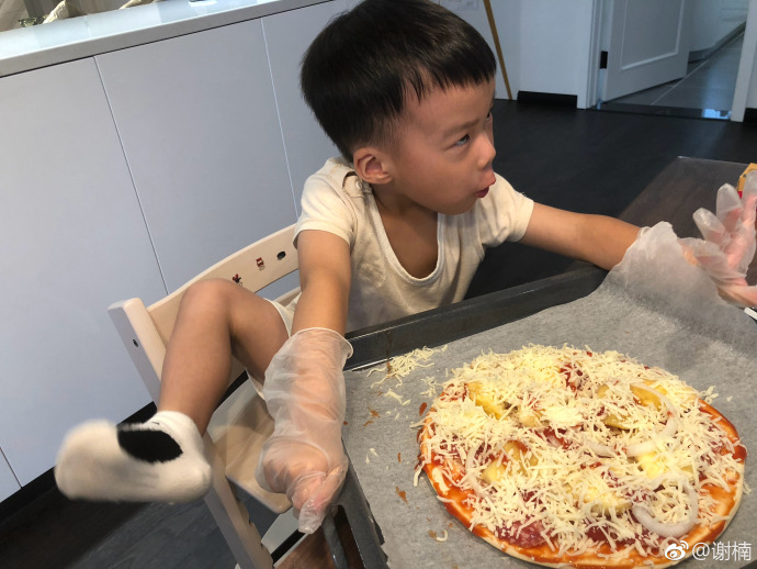 谢楠用儿子的脚包饺子？网友都喊吴京把他吃了