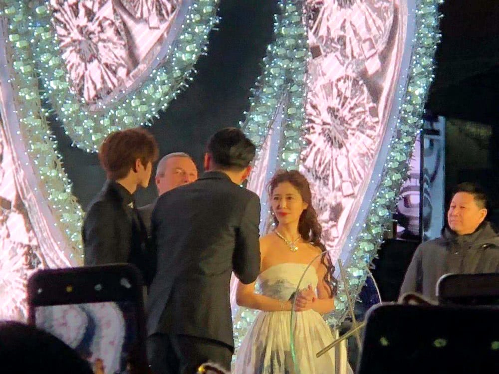 林心如烫了个泡面头被赞和蔡徐坤无年龄差，网友：根本就是妈妈带儿子