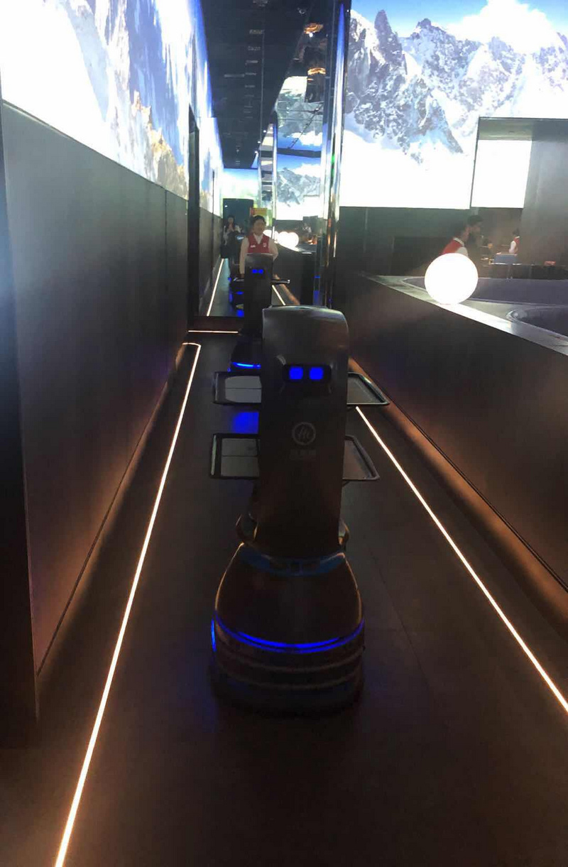 我在海底捞的机器人堆里吃了顿饭，造价1.5亿的新店有什么不同？ | 你好AI
