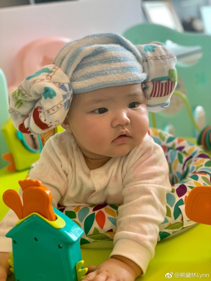 熊黛林晒大女儿萌照，网友却说姐姐比双胞胎妹妹好看十倍！