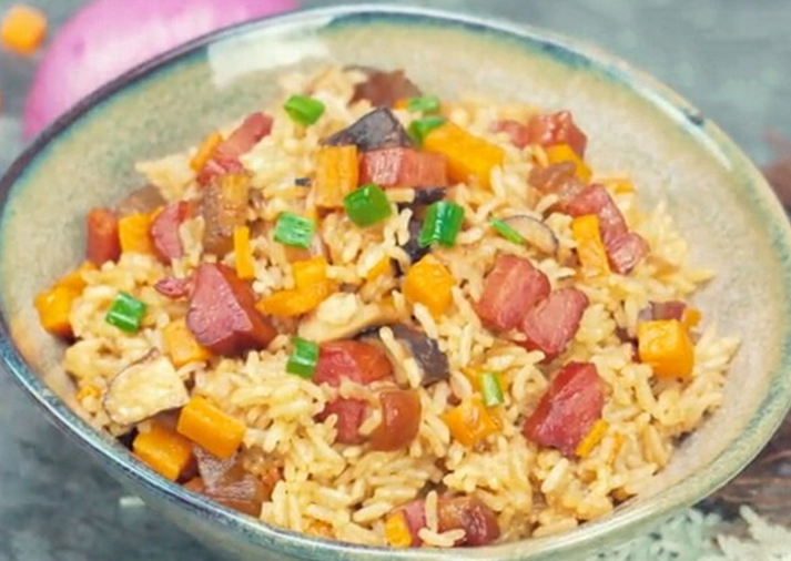 一款好吃可口的美食腊肉焖饭,简单易做,有菜有饭带去上班很方便