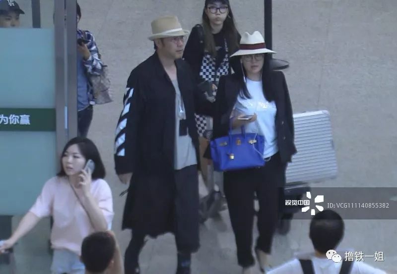 收手吧！李湘把自己裹成女版高晓松，不知道穿得越厚减肥越难？