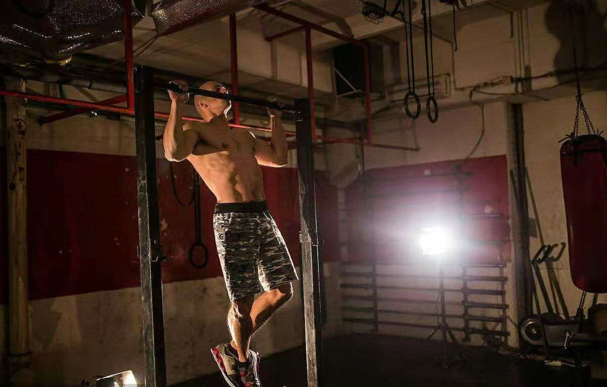 想做一个做引体向上的高手?做到这两点,助你做