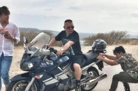 明星都骑什么摩托车？马云酷，陈道明帅，郭德纲那款怕是摆拍