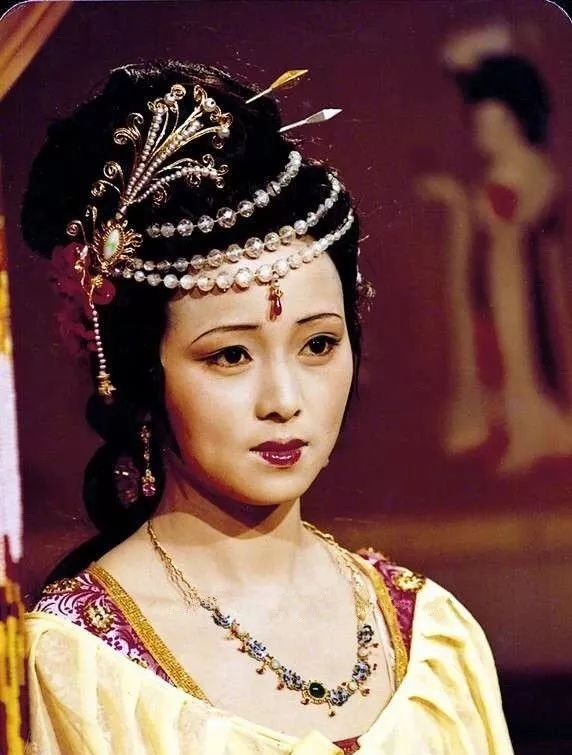 张蕾离开剧组后,舞蹈演员出身的夏丽蓉接替她出演秦可卿.