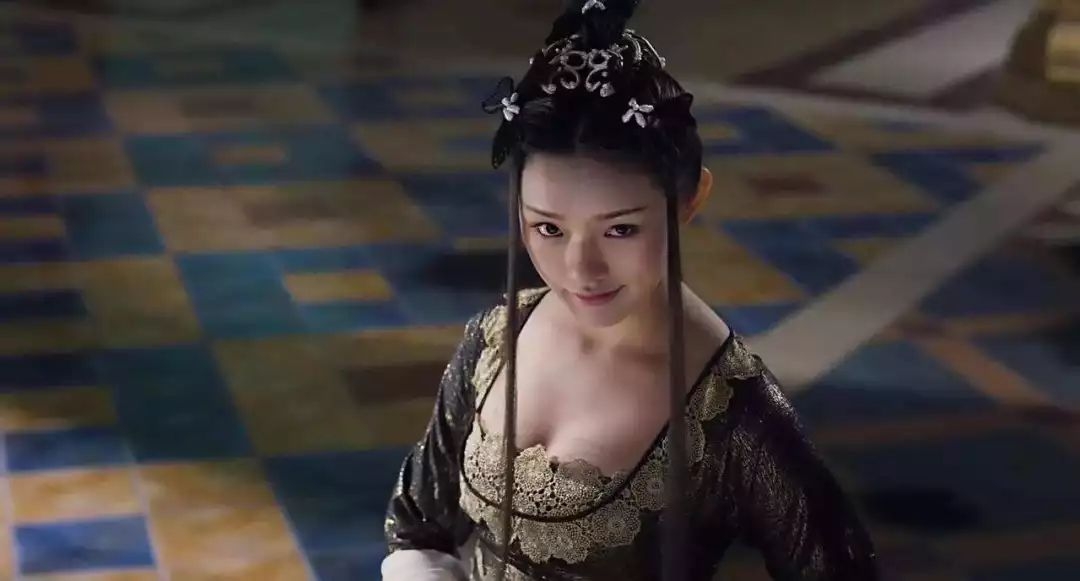 她的脸变成了梯形，彻底垮了！难道又要怪整牙