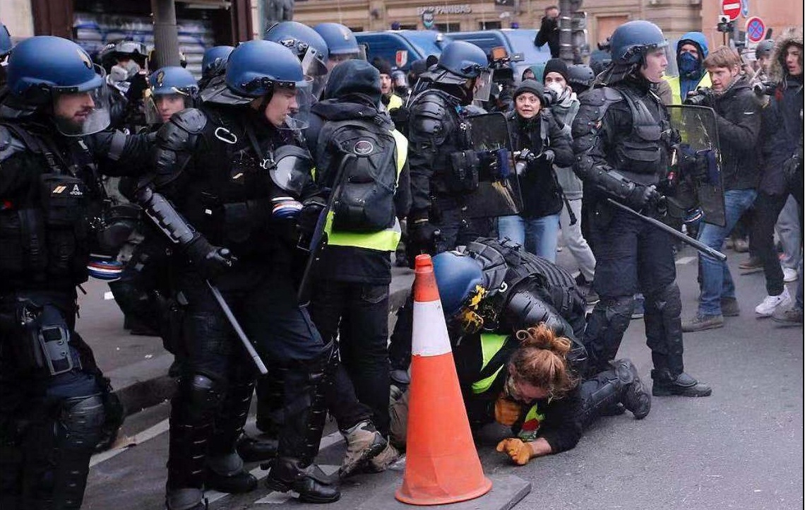时事报道:巴黎今日爆发警方与骚乱者冲突,导致