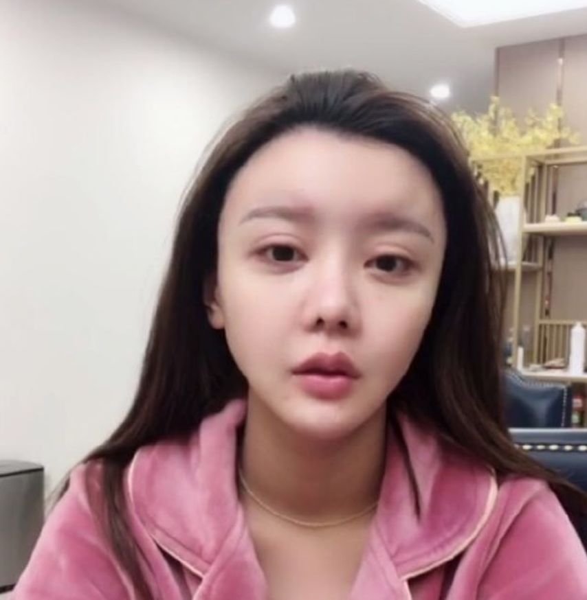 绝美混血颜少女竟因太美遭群攻！然而她从脸到胸到腿都是整出来的…