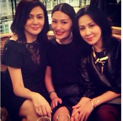 两大女神刘嘉玲、关之琳穿深V裙斗艳，惊呆众人