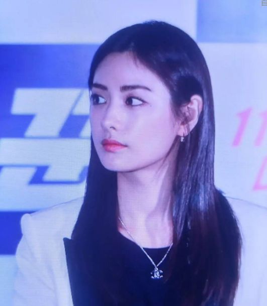 超越刘亦菲连续两年被评为亚洲最美的她，突然肿成这样了？