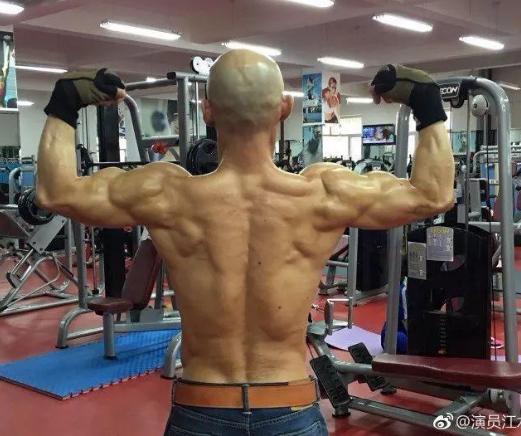 流浪艺人狂健身,《亮剑》独臂勇士携老婆超市装狠顺利取物