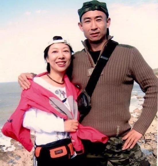 流浪艺人狂健身,《亮剑》独臂勇士携老婆超市装狠顺利取物