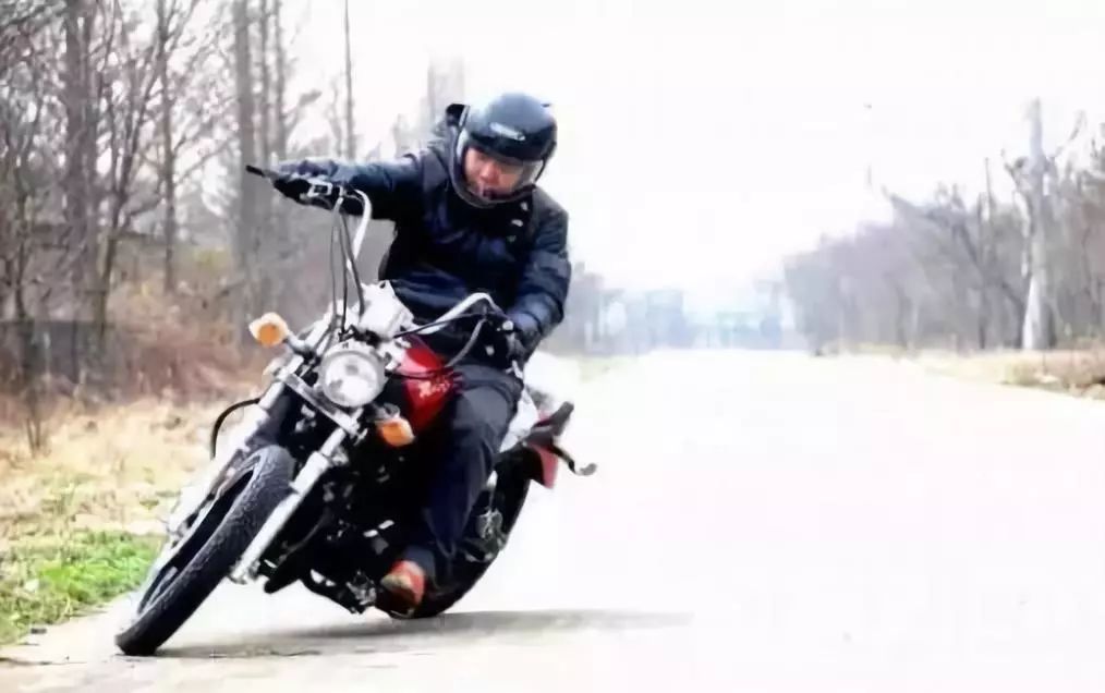 又一款摩托车要火！搭载双缸水冷电喷引擎，极速128km