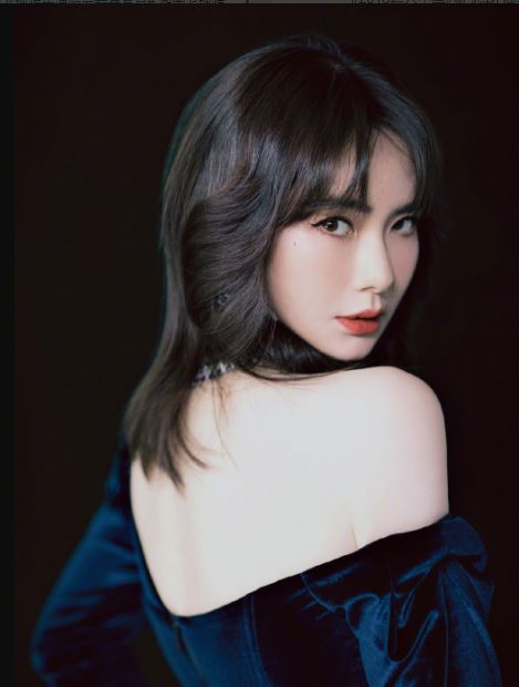 零下9度穿吊带裙的宋祖儿被夸碾压全场大小花，这妈妈桑发型认真的？