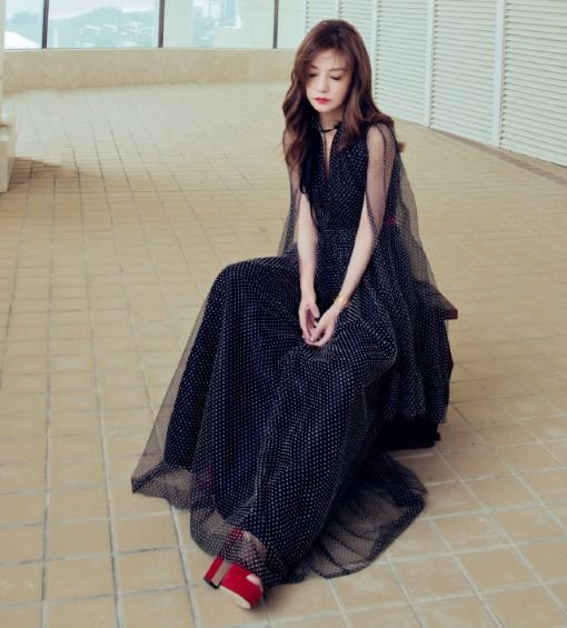 赵薇最新活动竟然瘦出蚂蚁腰，生图更惊艳！