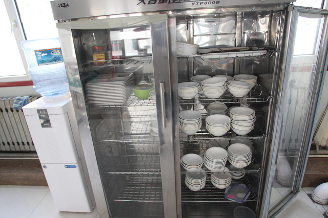 餐厅消毒柜拿出来的餐具真的干净吗?