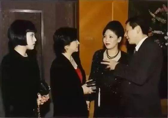 她什么背景？婚后被老公宠上天好人缘超何炅，整个娱乐圈都去跪舔