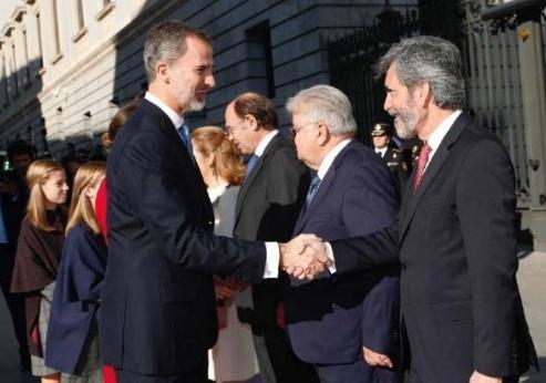 不敢冷!13岁莱昂诺尔公主1年皆穿裙装,现未来