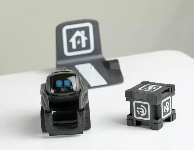 我每天费尽心思，就为了逗一个机器人开心……