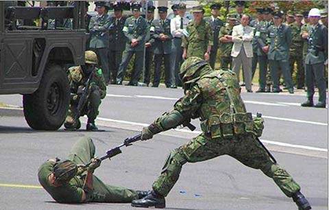 日本自卫队老兵用熨斗烫新兵的屁股?不用震惊,这其实是传统