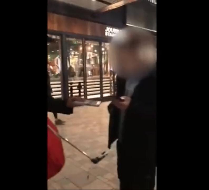 快男吉杰街头免费送专辑,路人动作惊呆全场