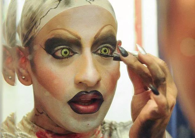 变装皇后：白天在公司上班，晚上在夜场狂欢