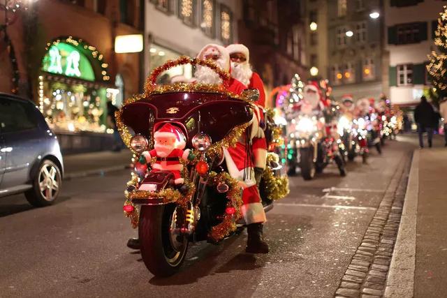 圣诞节,那些不骑驯鹿骑哈雷的圣诞老人们