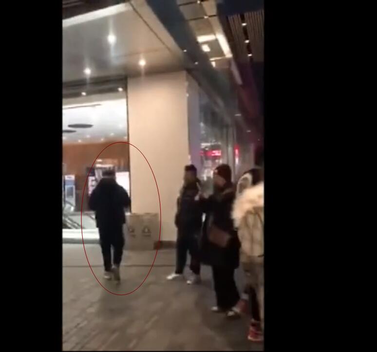 快男吉杰街头免费送专辑,路人动作惊呆全场