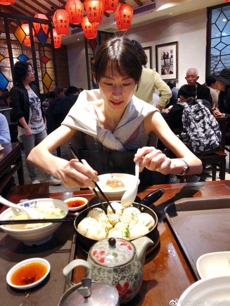 梁洛施生病暴瘦吓坏网友，大臂比小臂还要细！