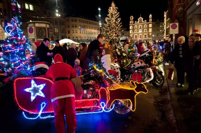 圣诞节,那些不骑驯鹿骑哈雷的圣诞老人们