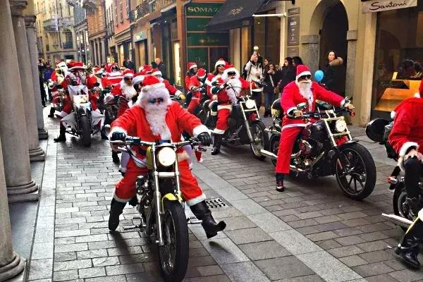 圣诞节,那些不骑驯鹿骑哈雷的圣诞老人们