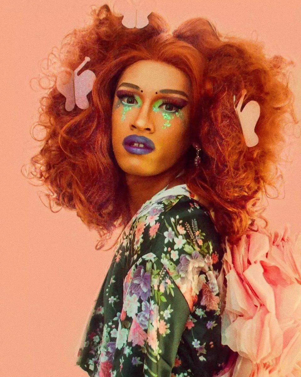 变装皇后：白天在公司上班，晚上在夜场狂欢