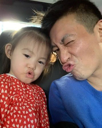 陈冠希圣诞节炫富：女儿一个玩具箱价值数百万，父女一起嘟嘴卖萌