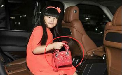 周杰伦儿子的衣服竟然200元不到,昆凌真是太会过日子了