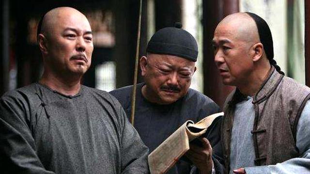 这部剧堪称《铁齿铜牙纪晓岚》外传:铁三角身份互换,和珅会武功