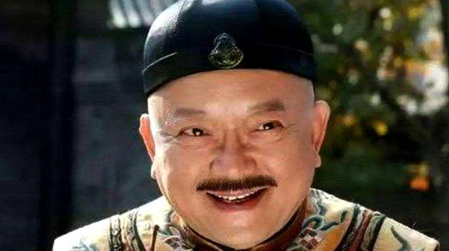 这部剧堪称《铁齿铜牙纪晓岚》外传:铁三角身份互换,和珅会武功