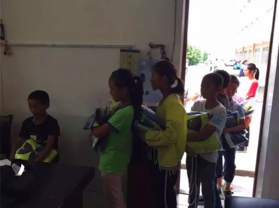 黑科技智能校服问世，网友惊呼幸亏毕业早！